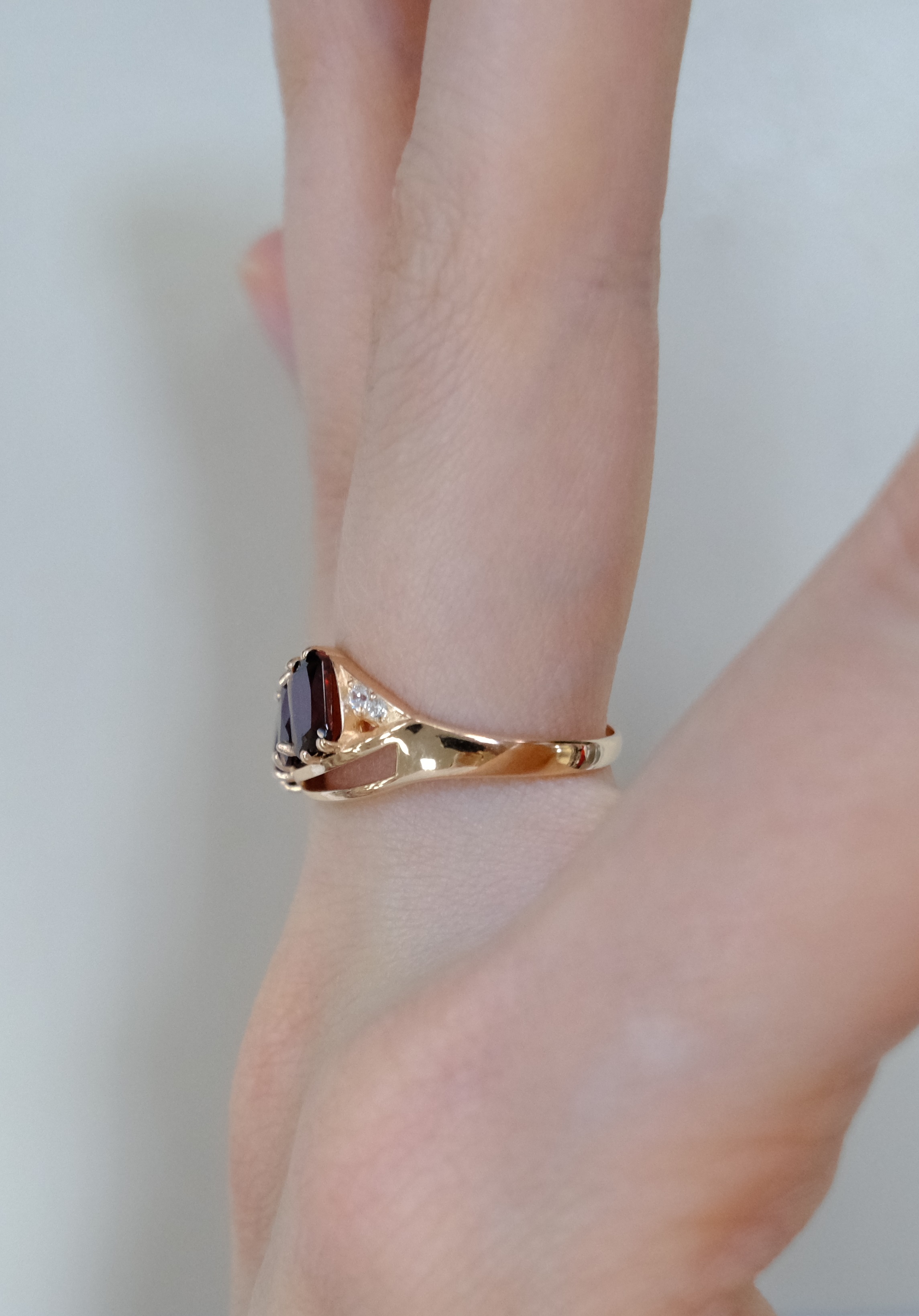 Серебряное кольцо с гранатами